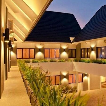 Maesa Hotel Ponorogo Buitenkant foto