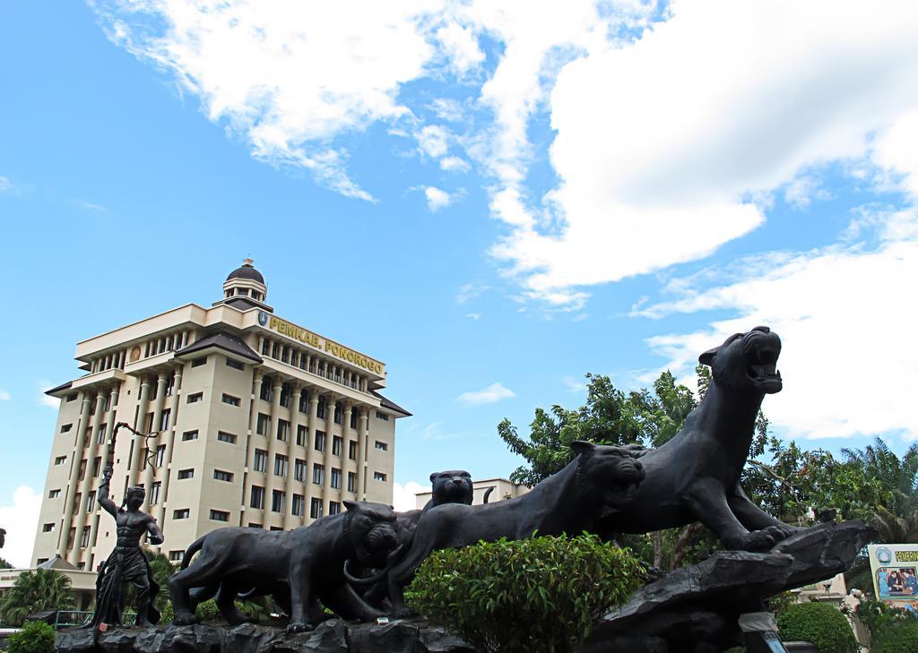 Maesa Hotel Ponorogo Buitenkant foto
