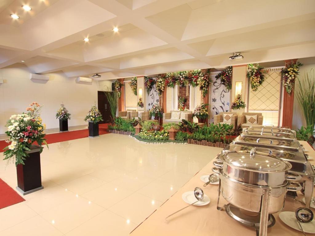 Maesa Hotel Ponorogo Buitenkant foto