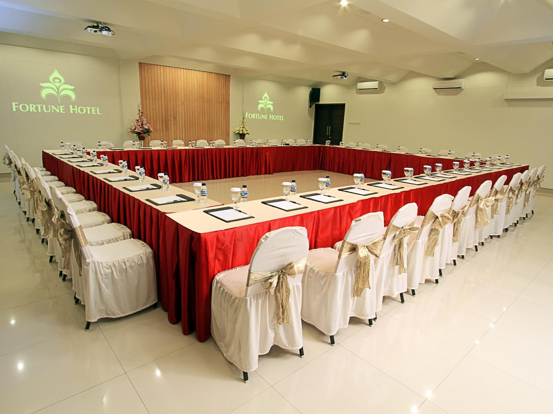 Maesa Hotel Ponorogo Buitenkant foto