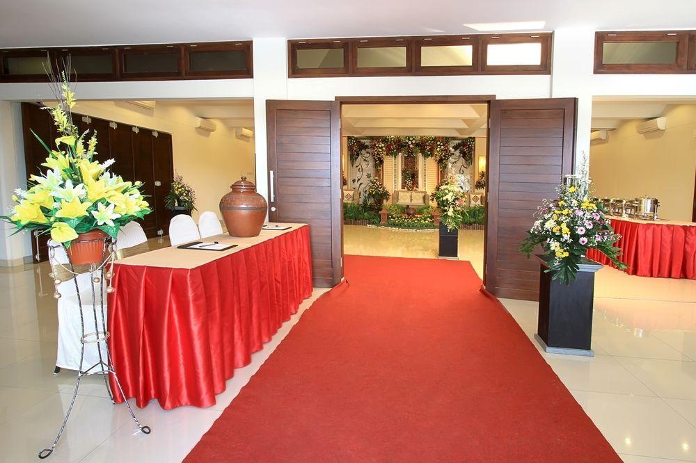 Maesa Hotel Ponorogo Buitenkant foto