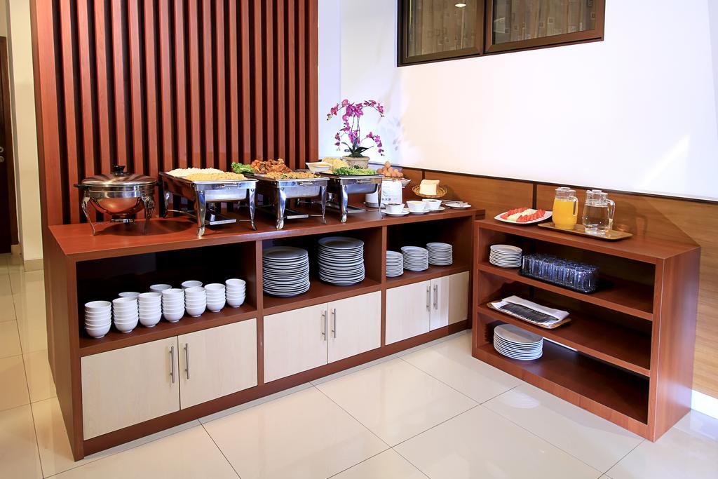 Maesa Hotel Ponorogo Buitenkant foto