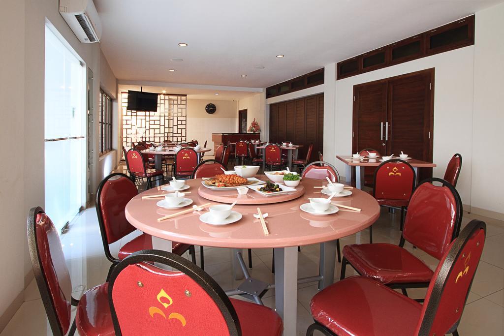 Maesa Hotel Ponorogo Buitenkant foto