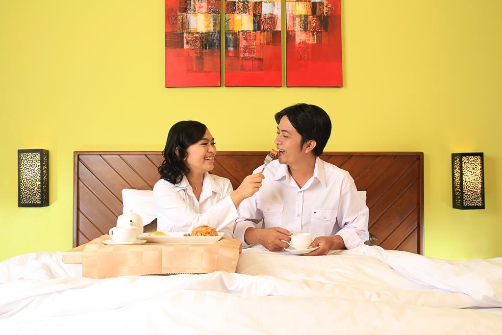 Maesa Hotel Ponorogo Buitenkant foto