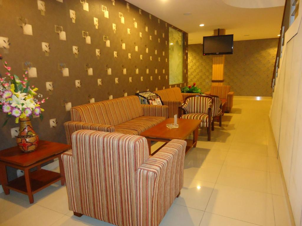 Maesa Hotel Ponorogo Buitenkant foto