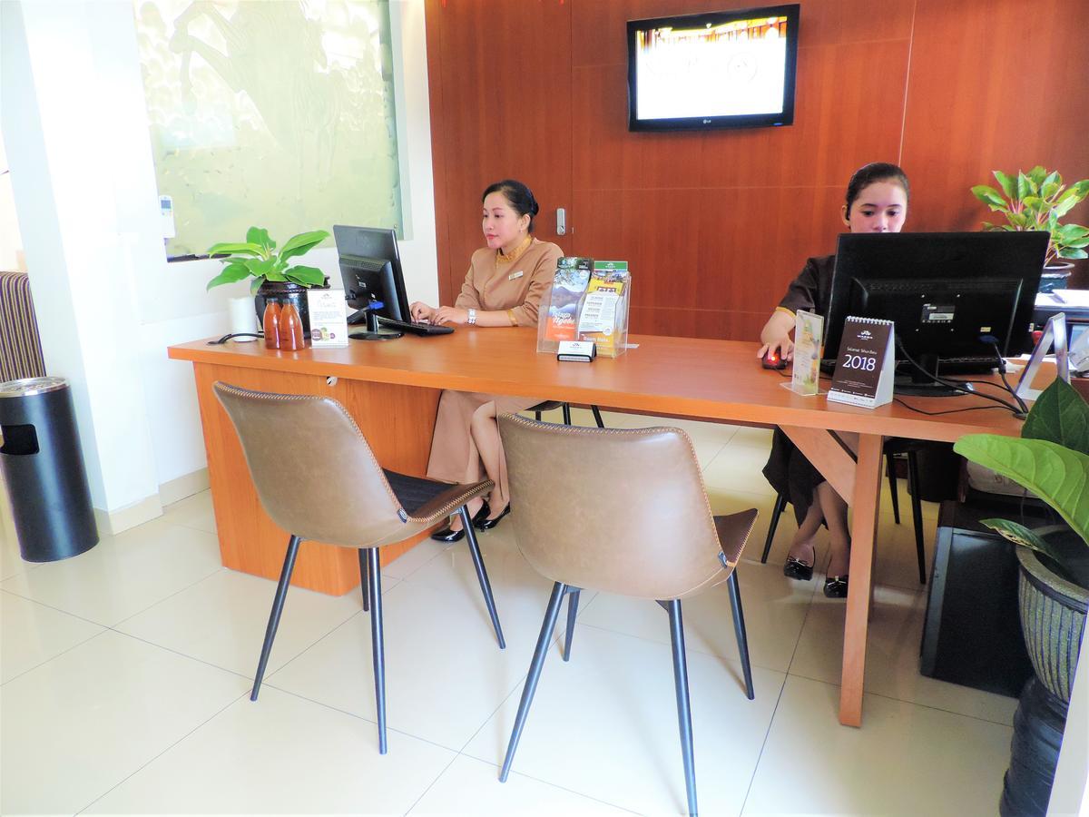 Maesa Hotel Ponorogo Buitenkant foto