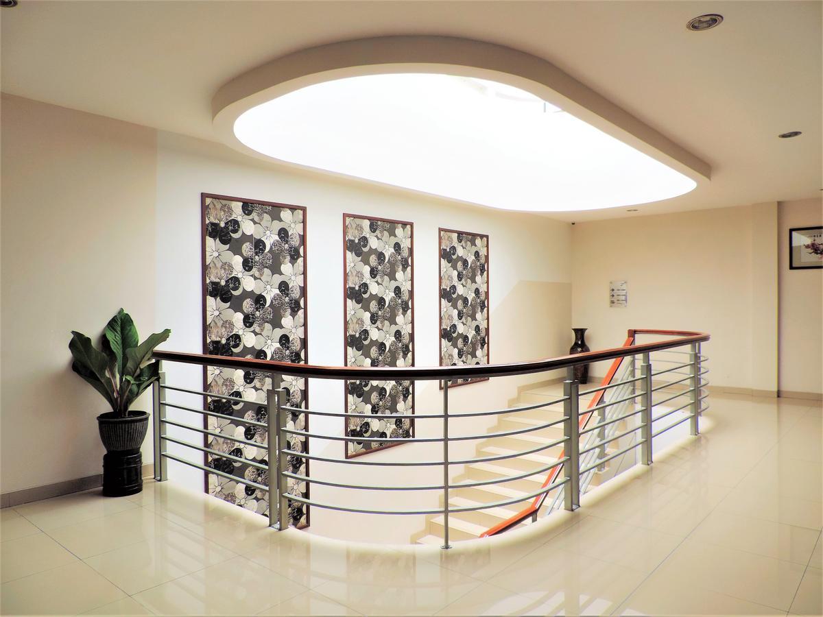 Maesa Hotel Ponorogo Buitenkant foto