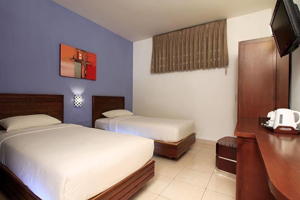 Maesa Hotel Ponorogo Buitenkant foto