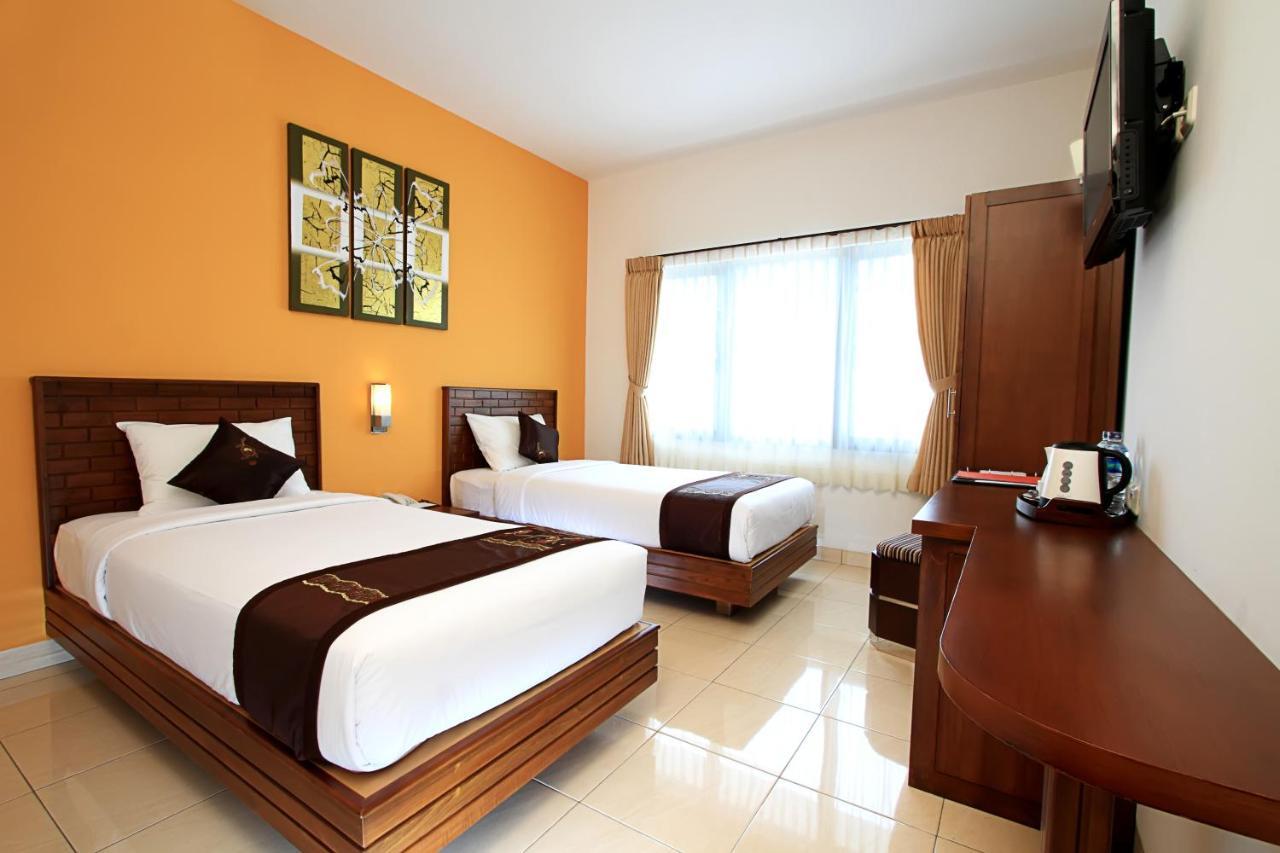 Maesa Hotel Ponorogo Kamer foto