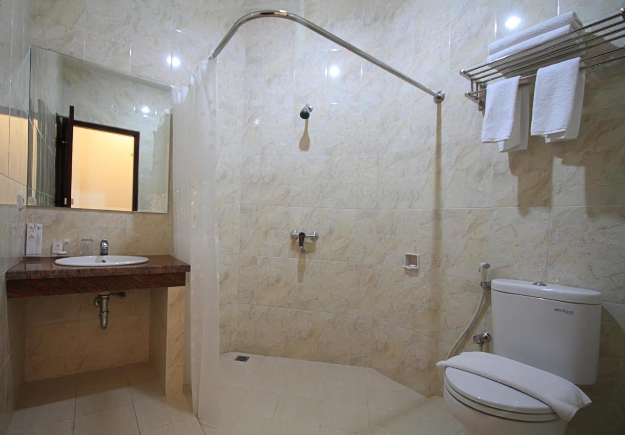 Maesa Hotel Ponorogo Buitenkant foto